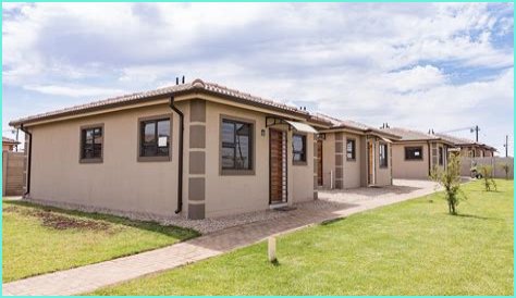 Are there any houses for sale under R500 000?